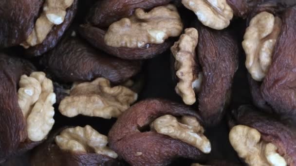 Spořič obrazovky s potravinami, rotující pozadí sušených meruněk plněných jádry vlašských ořechů - Záběry, video