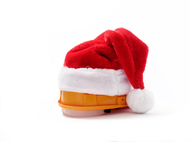 Stavitel tvrdý klobouk v Santa klobouk na bílém pozadí - Fotografie, Obrázek