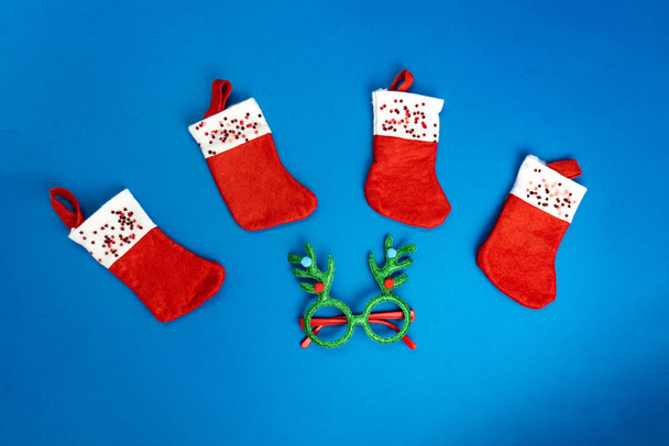 Vánoční boty a doplňky na modrém pozadí - Fotografie, Obrázek