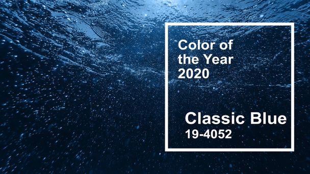 2020年の古典的な青の主な色の傾向。水中の青いきれいな水の海の表面の気泡 - 写真・画像