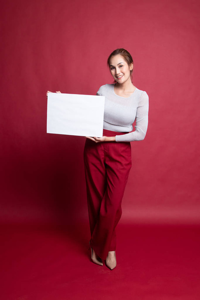 Full body of young Asian woman with white blank sign. - Фото, изображение