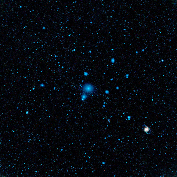 Düzinelerce parlak galaksi ve yüzlerce küçük galaksi içeren bir kümenin tam görüntüsü. Bu görüntünün unsurları Nasa tarafından desteklenmektedir - Fotoğraf, Görsel
