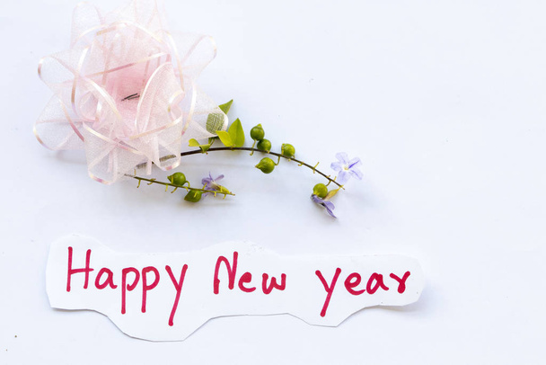 feliz año nuevo mensaje de la tarjeta de escritura a mano con el arco rosa para el día especial en el día del festival arreglo postal estilo sobre fondo blanco
  - Foto, imagen