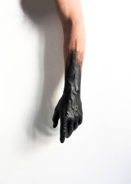 Musta väri akryyli maalattu käsi taiteilija mies
 - Valokuva, kuva