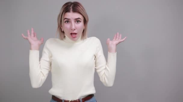 Νεαρή κυρία αστεία εκφράζοντας αρνητικά συναισθήματα, ενοχλημένη με κάποιον - Πλάνα, βίντεο