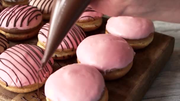 Διακόσμηση μπισκότων με σύριγγα ζαχαροπλαστικής. - Πλάνα, βίντεο