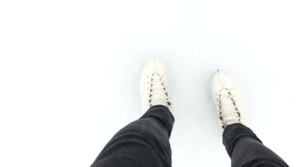 Egy nő télen korcsolyázik a jégpályán.. - Felvétel, videó