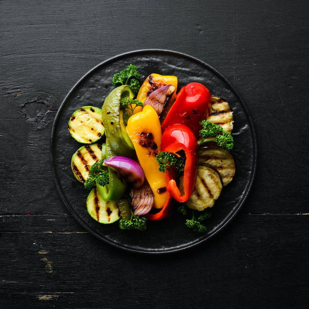 Grilled vegetables. Paprika, onion, eggplant, zucchini. Top view. Free space for your text. - Foto, Imagem