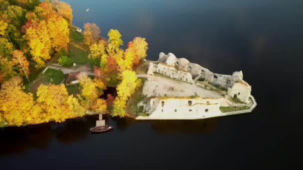 Herbst Luftaufnahme alten koknese Burgruinen und Fluss Daugava in koknese Lettland. mittelalterliche Burgruine. Luftaufnahme einer alten steinernen Burgruine aus dem 13. Jahrhundert - Filmmaterial, Video