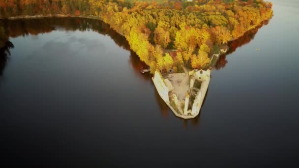 Herbst Luftaufnahme alten koknese Burgruinen und Fluss Daugava in koknese Lettland. mittelalterliche Burgruine. Luftaufnahme einer alten steinernen Burgruine aus dem 13. Jahrhundert - Filmmaterial, Video