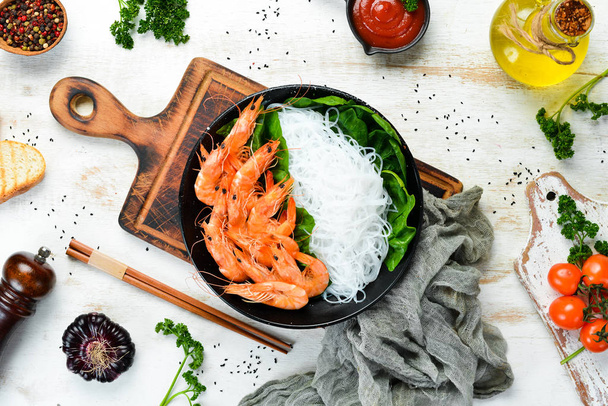 Pâtes de riz aux crevettes et aux épinards. Cuisine traditionnelle asiatique. Vue de dessus. Espace libre pour votre texte
. - Photo, image