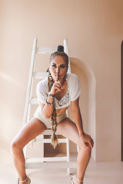 Bela mulher dançarina em lingerie sexy posando com escada em estúdio
 - Foto, Imagem