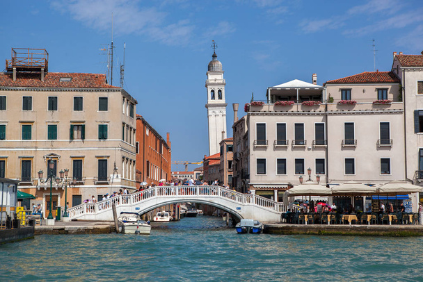 Прекрасный Гранд-канал в Венеции. Великолепный мост и башня на заднем плане. Италия
. - Фото, изображение