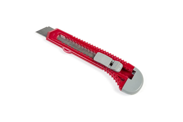 Κόκκινο γραφείο χαρτοκοπτικό μαχαίρι σε λευκό φόντο - Φωτογραφία, εικόνα