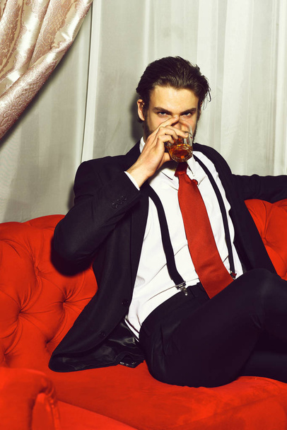 bärtiger Mann, Geschäftsmann mit Glas Whiskey in roter Krawatte - Foto, Bild