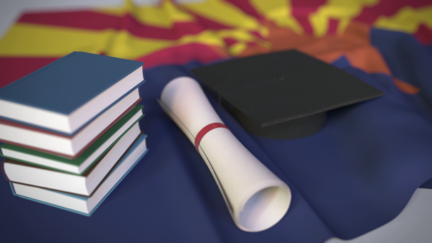 Afstudeerpet, boeken en diploma op de vlag van Arizona. Hoger onderwijs in de Usa gerelateerde conceptuele 3D-animatie - Video