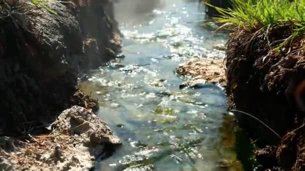 Movendo-se tiro de fontes termais vulcânicas que fluem através da rocha natural com vapor em Fang Hot Springs, Chiang Mai, Tailândia
. - Filmagem, Vídeo