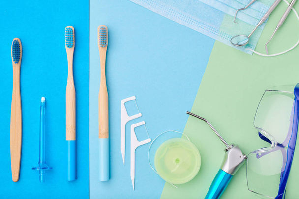 Инструменты стоматолога на синем фоне вид сверху
 - Фото, изображение