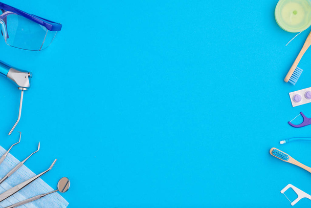 Fogorvosi eszközök felett kék háttér felülnézet - Fotó, kép