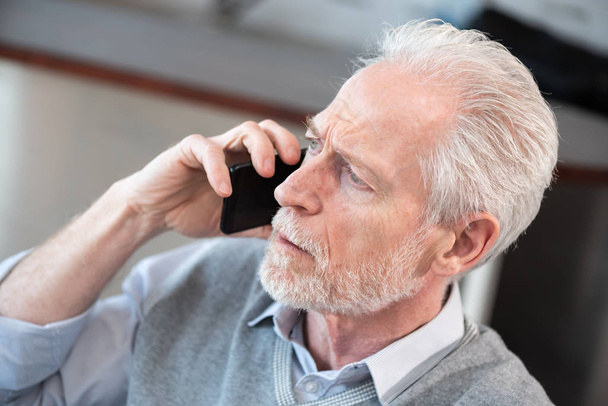 Senior businessman talking on mobile phone - Foto, afbeelding