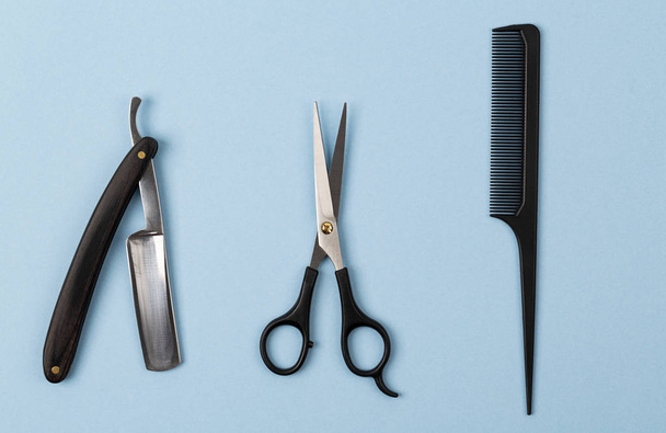 La composición con peluquería es las herramientas de afeitar sobre fondo azul. Fondo de la barbería
. - Foto, imagen