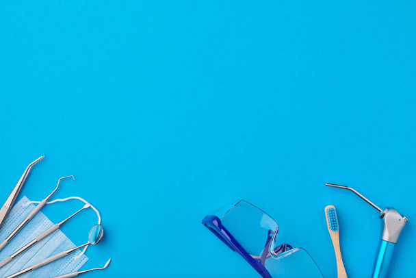 Zahnarzt-Werkzeuge über blauem Hintergrund von oben - Foto, Bild