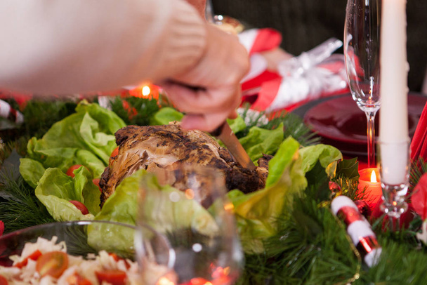 Primo piano dell'uomo affettare a mano il pollo per il pasto di Natale
 - Foto, immagini