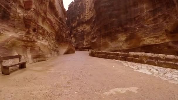 Spacer po kanionie w starożytnym mieście Petra - Materiał filmowy, wideo