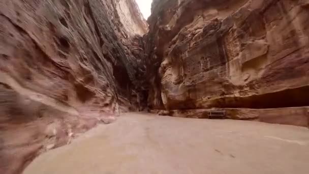 Walking Inside Canyon in Ancient City of Petra - Záběry, video