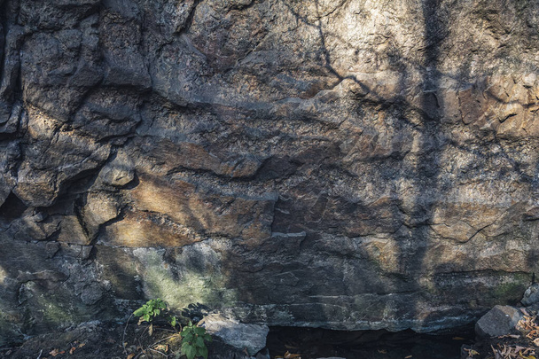 Dark Aged Shabby Cliff Face et divisé par d'énormes fissures et la couche
 - Photo, image
