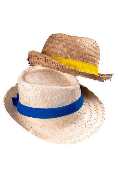 deux chapeaux de paille vintage ruban bande jaune bleu isolé sur fond blanc
 - Photo, image