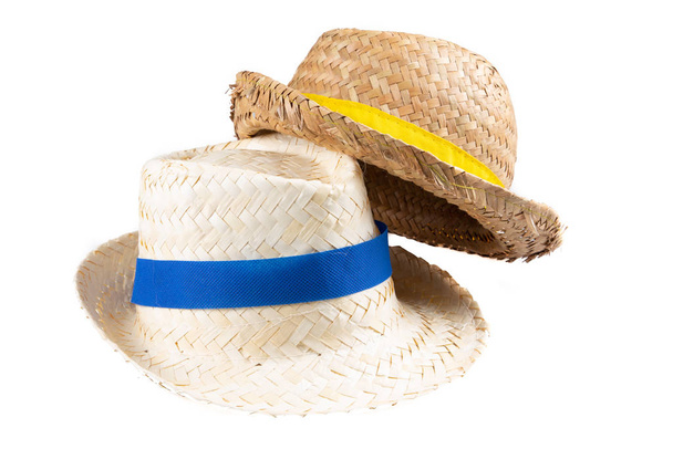 dois chapéu de palha fita azul e amarela isolado em fundo branco isolado
 - Foto, Imagem