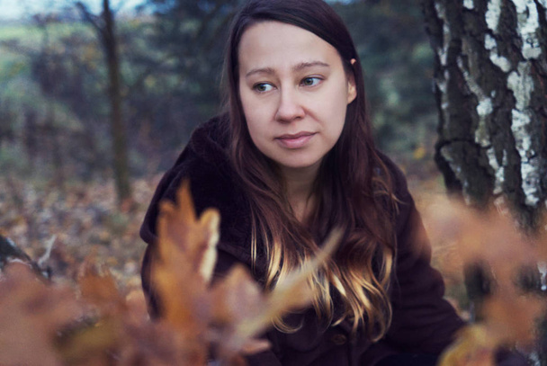 Biała kobieta w lesie, jesień, zachód słońca. - Zdjęcie, obraz