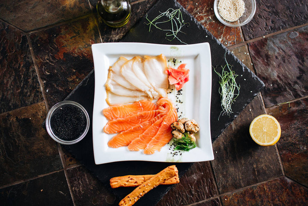 Tranches de saumon et de flétan salées dans une assiette avec moules - assiette de fruits de mer
 - Photo, image