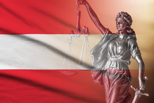 Estatua de Justicia sobre la bandera de Austria
 - Foto, Imagen