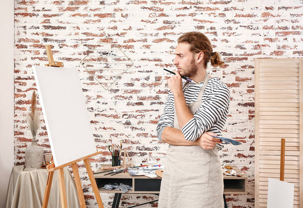 Jeune artiste masculin peinture à la maison
 - Photo, image