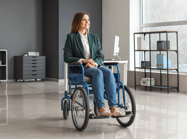 Инвалидная молодая женщина в офисе
 - Фото, изображение