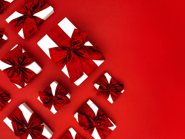 Gift boxes with red ribbon bows. - Foto, imagen