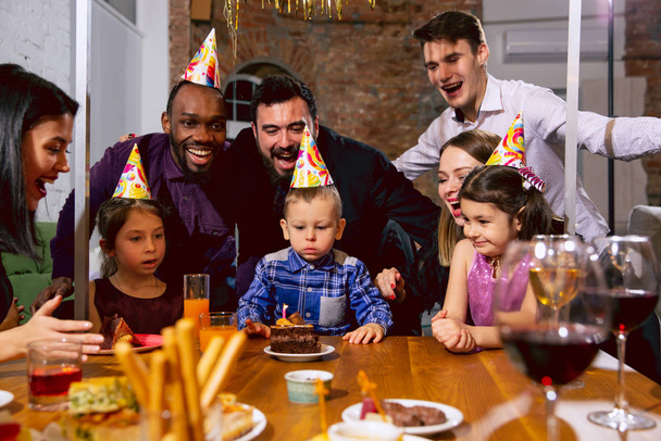 Retrato de familia feliz celebrando un cumpleaños en casa
 - Foto, Imagen