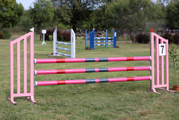 Bunte Barrieren am Boden für Springpferde und Reiter  - Foto, Bild