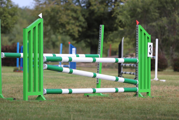 Изображение столбов для конкура на пустом тренировочном поле
. - Фото, изображение