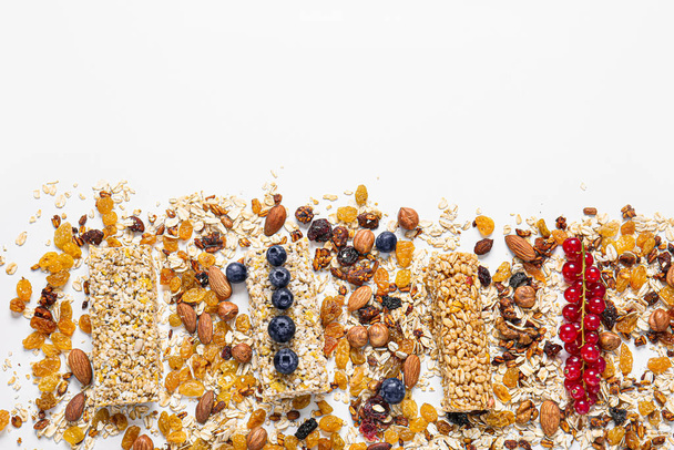 Sabrosas barras de granola sobre fondo blanco
 - Foto, imagen