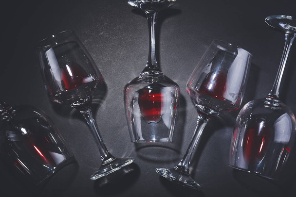 Copas de vino sobre fondo oscuro
 - Foto, imagen