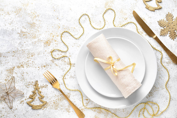 Piękne nakrycie stołu na świąteczny obiad na białym tle - Zdjęcie, obraz
