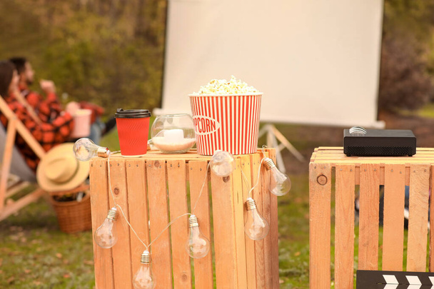 Multimediální dvd projektor s popcornem ve venkovním kině - Fotografie, Obrázek