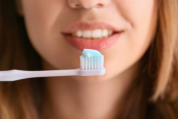 Dişlerini fırçalayan genç bir kadın, yakın plan. - Fotoğraf, Görsel