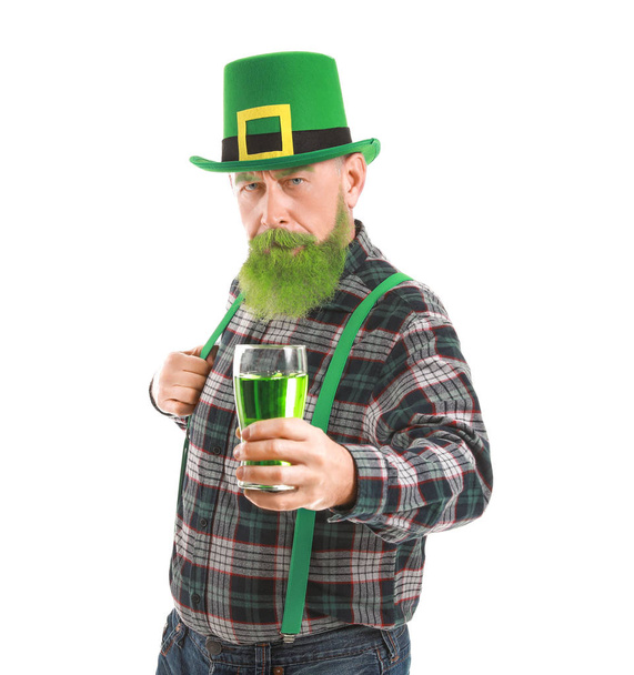 lustiger älterer Mann mit einem Glas Bier auf weißem Hintergrund. St. Patrick 's Day Feier - Foto, Bild