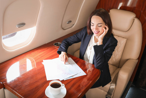 Femme d'affaires à bord de l'avion privé moderne
 - Photo, image