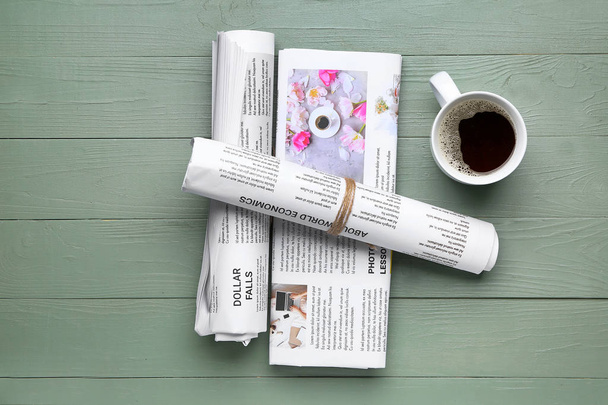 Kranten en kop koffie op houten ondergrond - Foto, afbeelding
