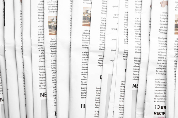 Muchos periódicos diferentes, vista de cerca
 - Foto, Imagen